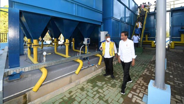 Presiden Joko Widodo didampingi Ibu Iriana Joko Widodo meresmikan sistem penyediaan air minum (SPAM) Wae Mese II di Kabupaten Manggarai Barat, Provinsi Nusa Tenggara Timur (NTT) pada Jumat, 22 Juli 2022. SPAM Wae Mese II merupakan bagian dari penataan infrastruktur pendukung pariwisata di Labuan Bajo. (Dok: Biro Pers Sekretariat Presiden)