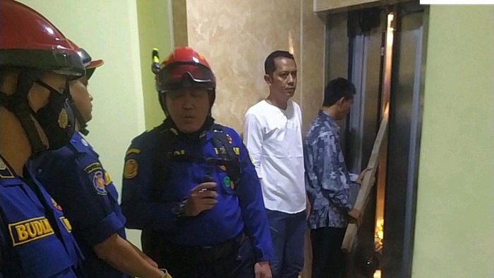 Proses evakuasi wanita lansia terjebak di lift gedung di Pancoran