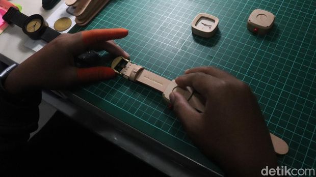 Proses pembuatan jam tangan kayu Pala Nusantara yang menjadi suvenir dari ajang G20
