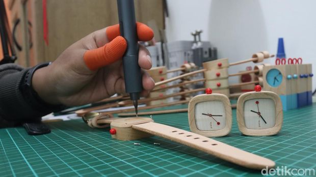 Proses pembuatan jam tangan kayu Pala Nusantara yang menjadi suvenir dari ajang G20