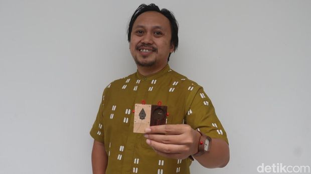 Proses pembuatan jam tangan kayu Pala Nusantara yang menjadi suvenir dari ajang G20