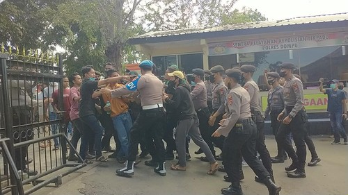Puluhan keluarga terduga pelaku pencurian menggelar aksi demonstrasi di depan Mapolres Dompu, Nusa Tenggara Barat (NTB), Jumat (22/7/2022).