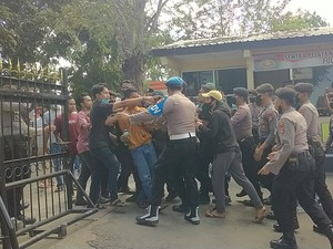 Pelaku Pencurian Ditembak Saat Ditangkap, Keluarga Serbu Polres Dompu