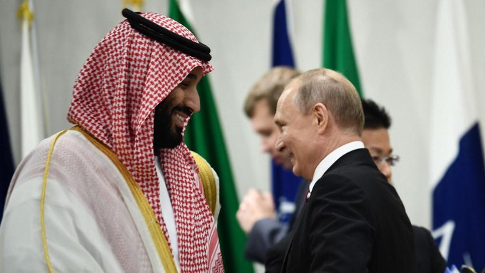 Saudi Arabias Crown Prince Mohammed bin Salman and Russias President Vladimir Putin attend a meeting at the G20 Summit in Osaka on June 28, 2019. (Photo by Brendan Smialowski / AFP)
