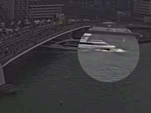 Rekaman CCTV Tabrakan Dua Kapal di Sungai Nieuwe Maas Belanda