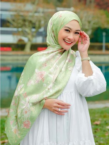 Rekomendasi merek hijab lokal terkenal bahan premium dari Buttonscarves. Rekomendasi merek hijab lokal terkenal bahan premium dari Buttonscarves.