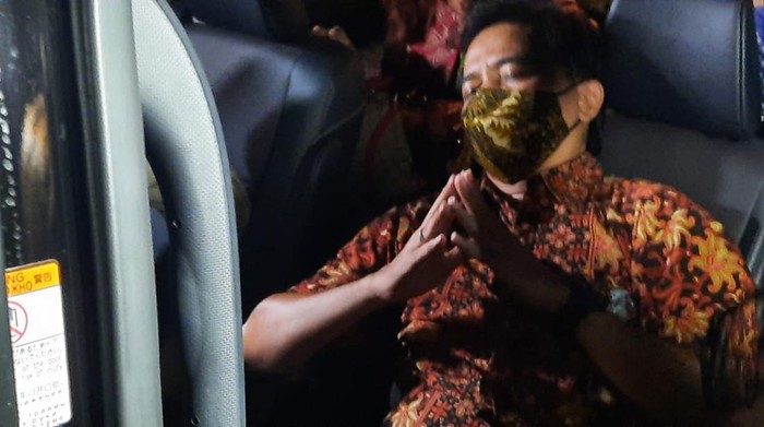Roy Suryo tumbang usai pemeriksaan tersangka hampir 12 jam.