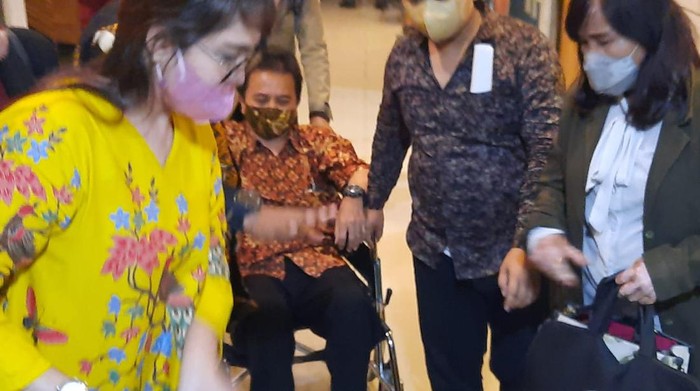 Roy Suryo usai 12 jam diperiksa sebagai tersangka, keluar pakai kursi roda