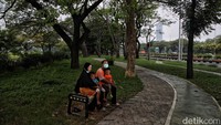 Sejumlah warga beraktivitas di kawasan  Hutan Kota Kemayoran, Jakarta Pusat, Jumat (22/7).