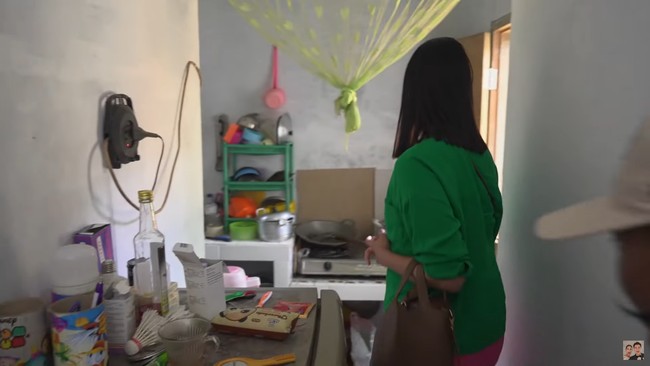 Paula pun melihat-lihat dapur dan kamar mandi di rumah Bonge.Foto: YouTube Baim Paula