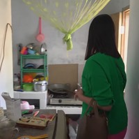 Paula pun melihat-lihat dapur dan kamar mandi di rumah Bonge.Foto: YouTube Baim Paula