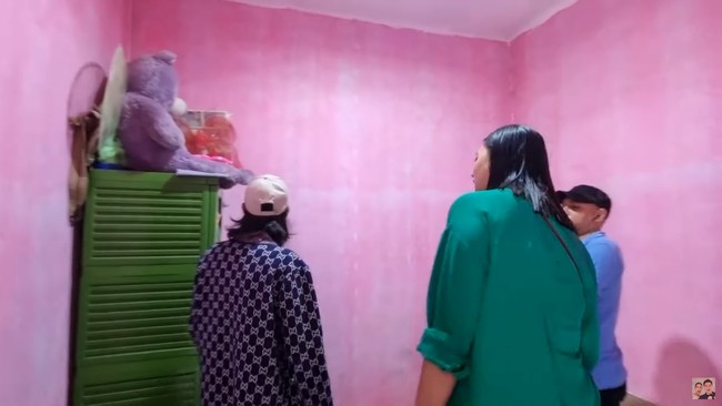 Selama di sana, Paula juga sempat melihat-lihat isi rumah Bonge yang disebutnya sederhana tapi adem. Foto: YouTube Baim Paula