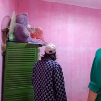 Selama di sana, Paula juga sempat melihat-lihat isi rumah Bonge yang disebutnya sederhana tapi adem. Foto: YouTube Baim Paula