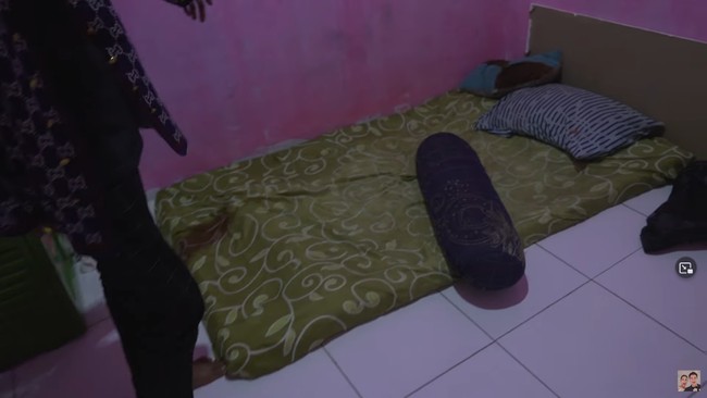 Begini penampakan kamar Bonge yang viral setelah diwawancara kreator konten di TikTok.Foto: YouTube Baim Paula