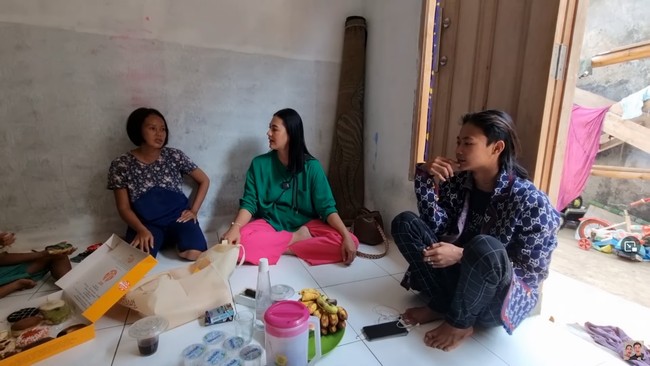 Dikatakan jika awalnya sang ibu tidak tahu bahwa Bonge tengah viral. Ia justru tahu dari para tetangga. Foto: YouTube Baim Paula