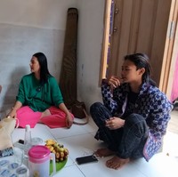 Dikatakan jika awalnya sang ibu tidak tahu bahwa Bonge tengah viral. Ia justru tahu dari para tetangga. Foto: YouTube Baim Paula