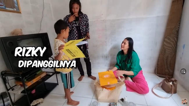 Di rumahnya, ibu Bonge mengaku sudah dibelikan motor dari Bonge setelah dapat penghasilan karena terkenal. Dibelikan motor, selama ini nggak punya buat bolak balik kalau ada keperluan malu minjem ama tetangga, ujarnya.Foto: YouTube Baim Paula