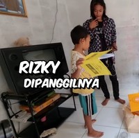 Di rumahnya, ibu Bonge mengaku sudah dibelikan motor dari Bonge setelah dapat penghasilan karena terkenal. Dibelikan motor, selama ini nggak punya buat bolak balik kalau ada keperluan malu minjem ama tetangga, ujarnya.Foto: YouTube Baim Paula