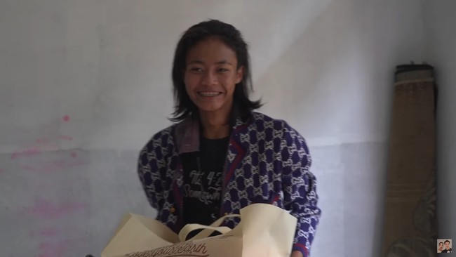 Begini penampilan Bonge di rumah yang terlihat lebih simpel dari gayanya di Sudirman.Foto: YouTube Baim Paula