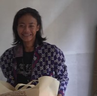 Begini penampilan Bonge di rumah yang terlihat lebih simpel dari gayanya di Sudirman.Foto: YouTube Baim Paula