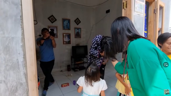 Paula Verhoeven bertandang ke rumah Bonge untuk memberinya kejutan. Di sana, istri Baim Wong tersebut sempat berbincang dengan ibu dan adik Bonge.Foto: YouTube Baim Paula