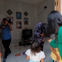 Paula Verhoeven bertandang ke rumah Bonge untuk memberinya kejutan. Di sana, istri Baim Wong tersebut sempat berbincang dengan ibu dan adik Bonge.Foto: YouTube Baim Paula