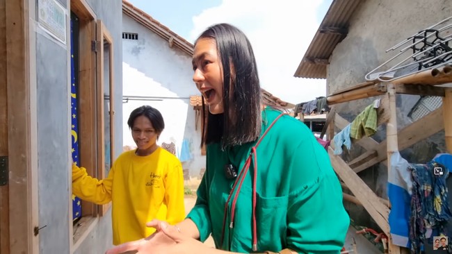 Dalam berbagai konten yang viral, Bonge mengaku berasal dari Bojong Gede. Baru-baru ini, Paula mengunjungi rumahnya yang dikatakan berada di kawasan Cilebut. Dalam video, Paula terlihat menyusuri gang sempit untuk menemuinya.Foto: YouTube Baim Paula