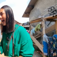 Dalam berbagai konten yang viral, Bonge mengaku berasal dari Bojong Gede. Baru-baru ini, Paula mengunjungi rumahnya yang dikatakan berada di kawasan Cilebut. Dalam video, Paula terlihat menyusuri gang sempit untuk menemuinya.Foto: YouTube Baim Paula