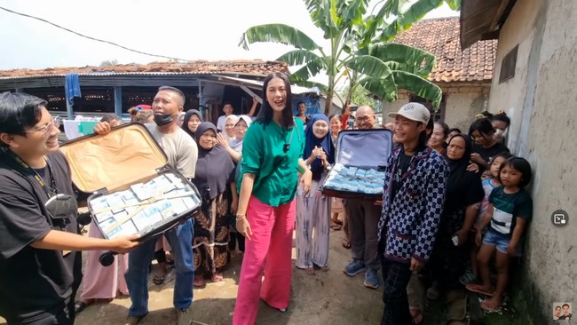 Terakhir Paula memberikan kejutan bahwa ia dan Baim Wong akan mengadakan event Citayam Fashion Week dan mengajak Bonge untuk berpartisipasi. Pasangan suami istri itu telah menyiapkan uang Rp 500 juta sebagai hadiahnya.Foto: YouTube Baim Paula