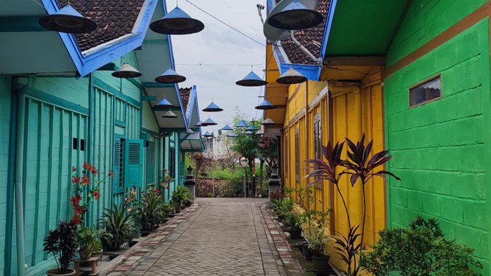 Warna-warni rumah warga Suku Samin Sambong Rejo di Blora