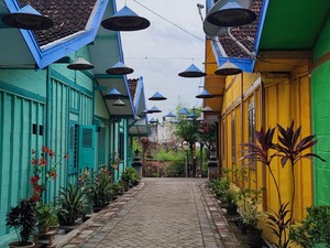 Keluguan Orang Samin dan Rumah Warna-warni Bak Pelangi