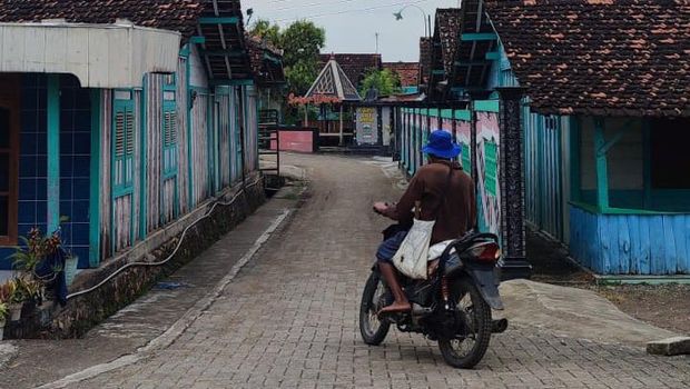 Warna-warni rumah warga Suku Samin Sambong Rejo di Blora