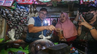 Saat Mendag Zulhas Traktir Emak-emak Migor hingga Cabai