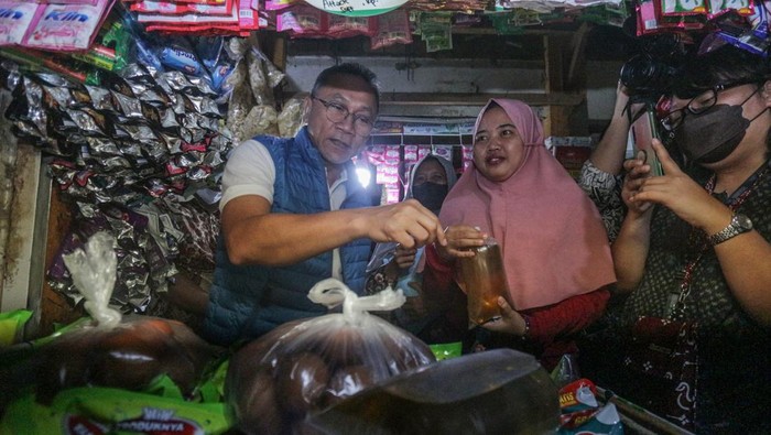 Saat Mendag Zulhas Traktir Emak-emak Migor-Cabai Menteri Perdagangan Zulkifli Hasan kembali blusukan ke pasar-pasar. Seperti aksi-aksi blusukannya tiap Jumat sejak menjabat Mendag, Zulhas bertemu dan membelanjakan emak-emak sembako. Zulkifli Hasan tampak berbincang dengan pedagang saat meninjau harga bahan pokok di Pasar Cibinong, Kabupaten Bogor, Jawa Barat, Jumat (22/7/2022). Kunjungan kerja tersebut dilakukan untuk melihat dan memantau langsung harga bahan pokok dan minyak goreng, menurutnya harga kebutuhan pokok berangsur kembali normal di pasar tradisional.