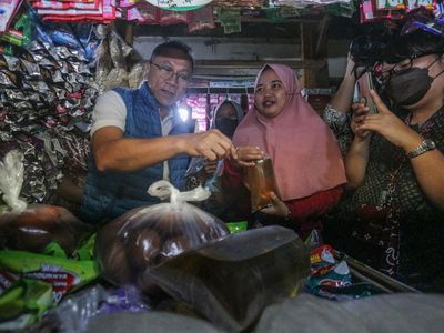Saat Mendag Zulhas Traktir Emak-emak Migor hingga Cabai