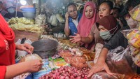 Aksinya kali ini, Ia bertemu dan membelanjakan emak-emak sembako seperti Migor kepada beberapa orang yang ia temui disana.