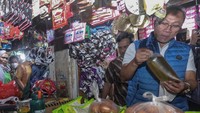 Tak lupa ia pun berbincang dengan para pedagang saat meninjau harga bahan pokok di Pasar Cibinong, Kabupaten Bogor, Jawa Barat, Jumat (22/7/2022).