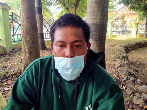 Salah seorang keluarga terduga pelaku pencurian yang ditembak polisi saat ditemui di Polres Dompu, Nurajin (37)