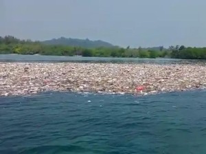 Duh! Perairan di Pulau Sangiang Banten Dipenuhi Sampah