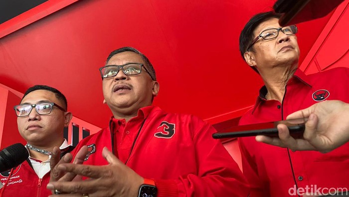 Sekjen PDIP Hasto Kristiyanto (tengah). (Karin Nur Secha/detikcom).