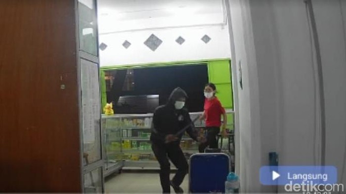Seorang pria mengancam penjaga apotek dengan kelewang lalu membawa kabur HP.