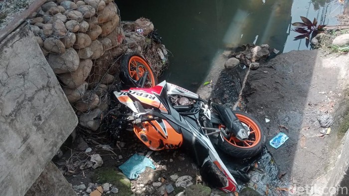 Sepeda motor masuk ke dalam parit di Binjai.