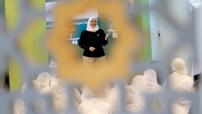 Serunya Tour Online ke Mekkah dan Madinah Kegiatan tour virtual ke tanah suci ini berlansung serentak di 273 titik se-Indonesia. Amaan memberikan apresiasi kepada customer terpilihnya berupa ibadah Umrah secara cuma-cuma.