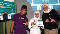 Community Engagement Head Amaan Dian Rizkani bersama Head of Sharia Business Operation Support Jago Syariah Dewo Triatmoko usai menjelaskan fitur aplikasi kepada Sahabat Amaan dan ibu idamaan di sela acara customer gathering bertajuk Tour Online ke Mekkah dan Madinah, di Masjid Al Jihad, Bandung, Jumat (22/7).