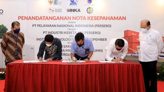 (ki-ka) Asisten Deputi Kementerian BUMN M Rizal Kamal, Wakil Rektor ITS Bambang Pramujati, Direktur Pengembangan INKA Agung Sedaju, Direktur Usaha Angkutan Barang dan Tol Laut PELNI Yossianis Marciano, dan Asisten Deputi Kementerian Koordinator Maritim dan Investasi Amalyos Chan berfoto bersama usai melakukan penandatangan nota kesepahaman antara PELNI, INKA dan ITS dilakukan di Kantor Pusat PT PELNI, Jumat (22/7). Untuk memenuhi kebutuhan peti kemas dengan ukuran yang lebih praktis dan memenuhi kebutuhan logistik di wilayah kepulauan terpencil, PELNI menggandeng INKA sebagai penyedia peti kemas buatan dalam negeri dan Kampus ITS.
