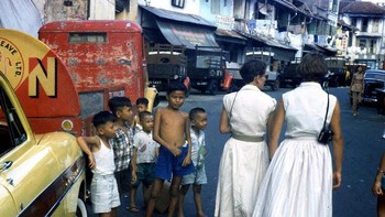 Tapi pada masa itu, anak kecil mungkin lebih bebas bermain walau kekurangan. Foto: Vintag.es