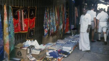 Pedagang kaki lima pun masih menjamur. Foto: Vintag.es