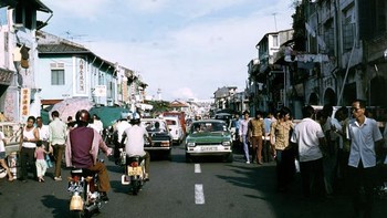 Sepeda motor masih banyak yang lalu lalang. Foto: Vintag.es