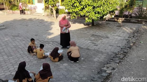 Siswa SDN 7 belajar di luar kelas