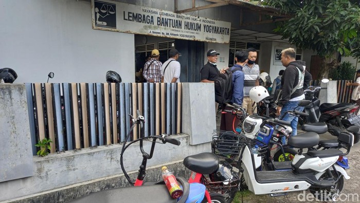 Pengusaha dan pekerja skuter listrik di Malioboro dan Jalan Margomulyo atau Jalan P Mangkubumi mengadu ke LBH Jogja Jumat (22/7/2022).